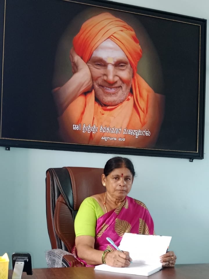 ಯಶೋನಿಧಿ ಫೌಂಡೇಶನ್ ಸಂಸ್ಥಾಪಕರು ತಮ್ಮ ಕಚೇರಿಯಲ್ಲಿ